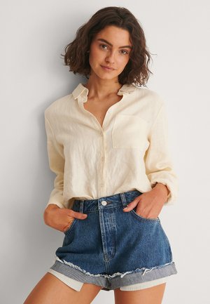 NA-KD RAW HEM BUTTONED - Jeans Shorts - White