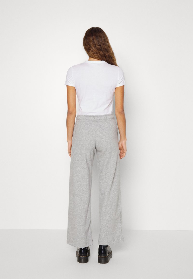 Nike Sportswear CLUB PANT WIDE - Jogginghose - Grey Heather
