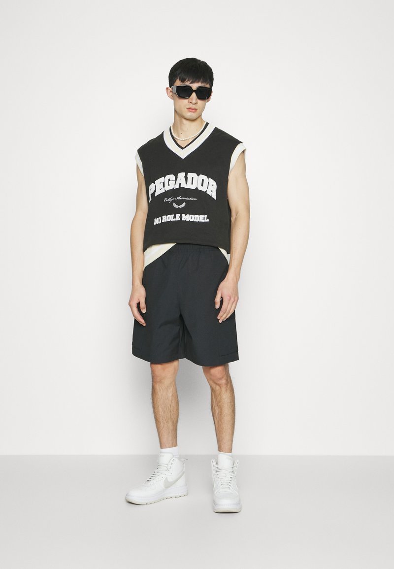 Nike Sportswear CLUB - Jogginghose - Black/white