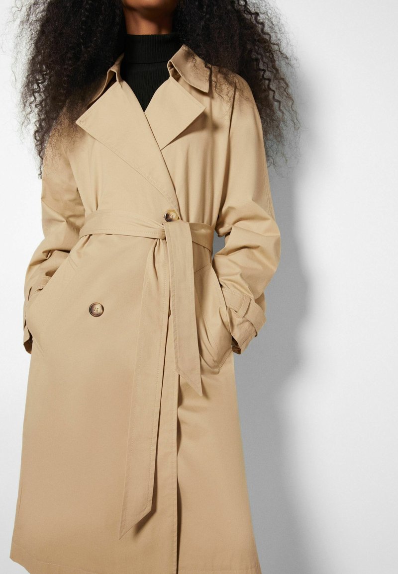 BERSHKA Trenchcoat - Camel