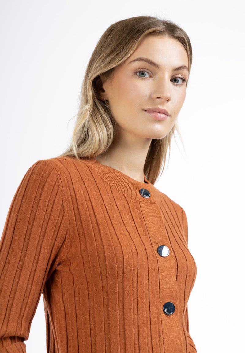 Dreimaster MIT KNÖPFEN IRIDIA - Strickjacke - Rostbraun