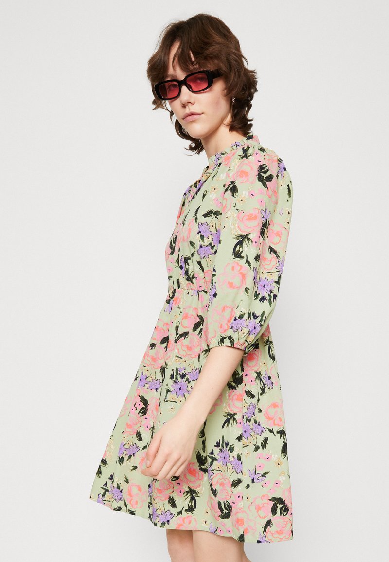 Vero Moda VMSERENITY OLIVIA DRESS - Freizeitkleid - Reseda/serenity