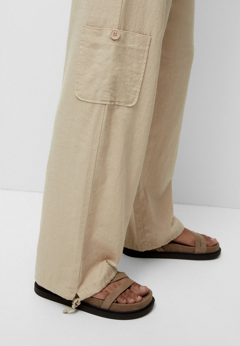 PULL & BEAR LOOSE-FITTING - Stoffhose - Beige