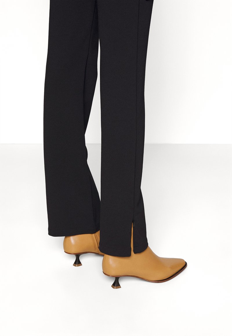 Bruuns Bazaar LUCILLA LYA PANTS - Stoffhose - Black