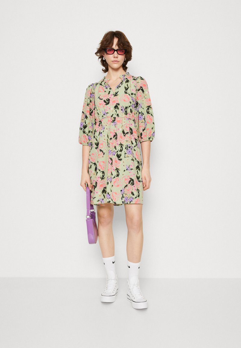 Vero Moda VMSERENITY OLIVIA DRESS - Freizeitkleid - Reseda/serenity