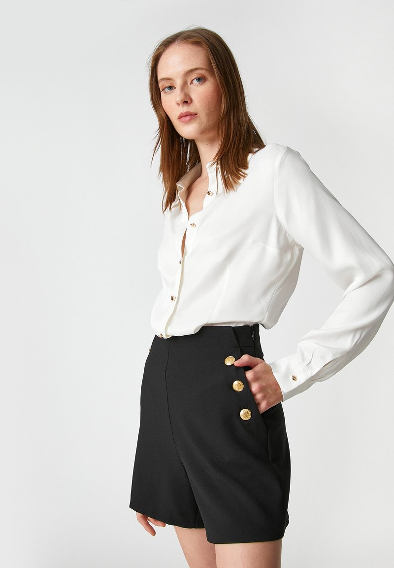 Koton BUTTON DETAIL MINI CLASSIC - Shorts - Black