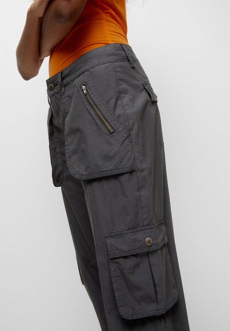 PULL & BEAR WITH ZIPS - Cargohose - Dark Grey