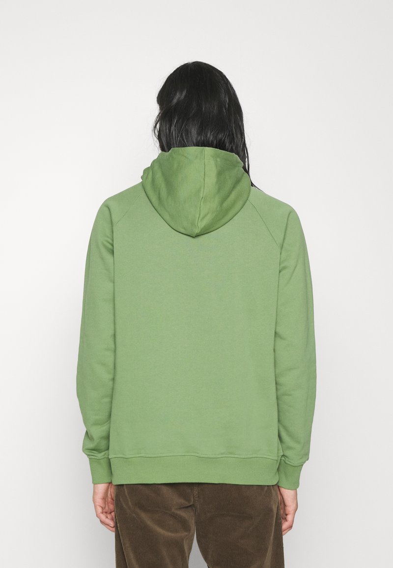 Les Deux NØRREGAARD HOODIE - Kapuzenpullover - Vineyard Green/orange