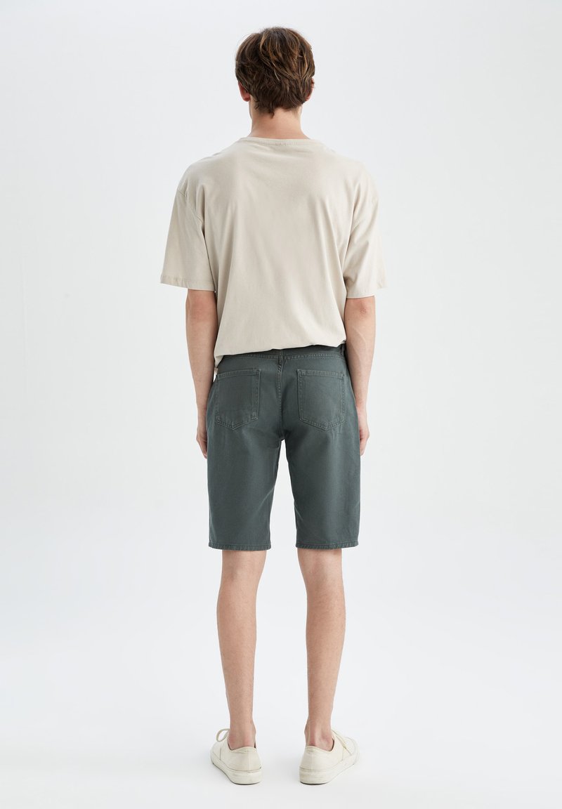 DeFacto REGULAR FIT - Jeans Shorts - Green