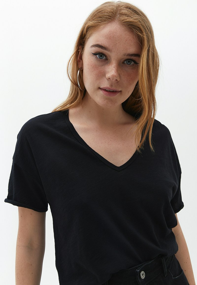 MIT ROLLSÄUMEN - T-Shirt Basic - Black
