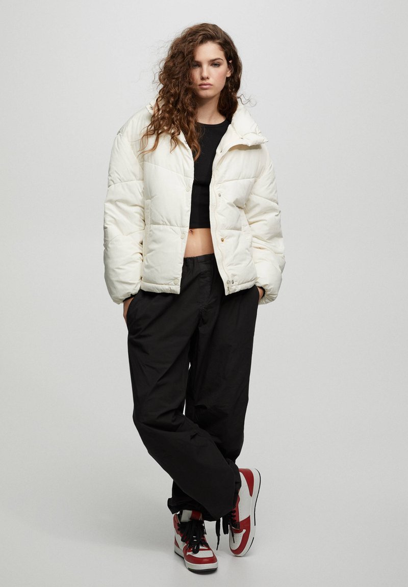 PULL & BEAR WITH A FUNNEL COLLAR - Winterjacke - Mottled Beige