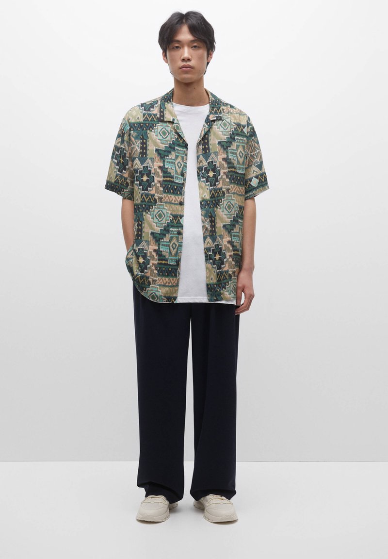 PULL & BEAR PRINTED SHORT SLEEVE - Hemd - Green