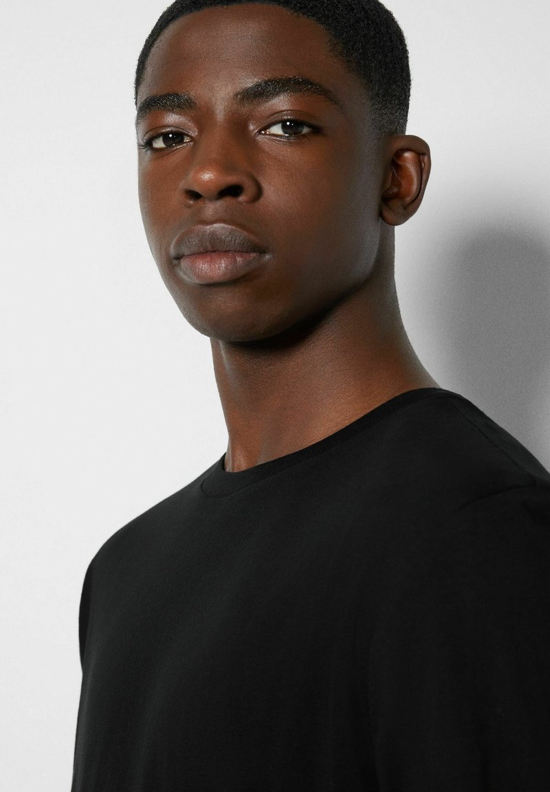 BERSHKA SHORT SLEEVE - T-Shirt Basic - Black
