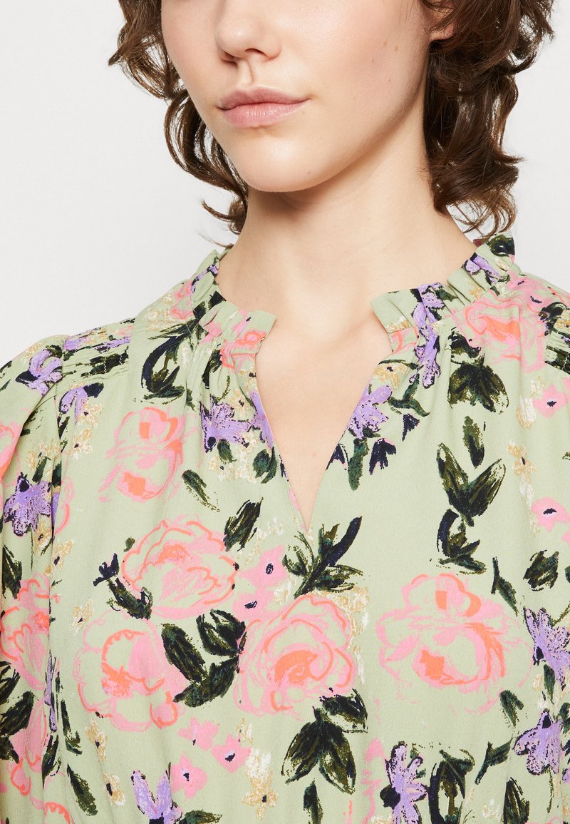 Vero Moda VMSERENITY OLIVIA DRESS - Freizeitkleid - Reseda/serenity