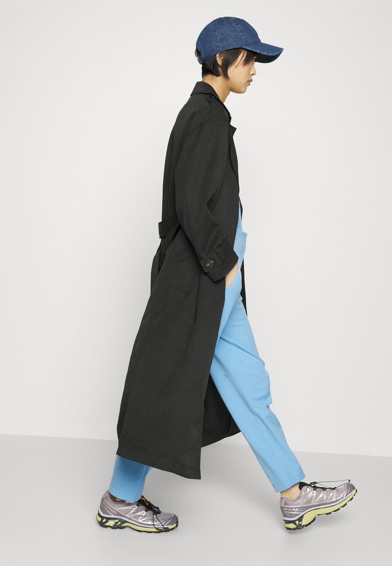 Vero Moda Petite VMKIRALOA TAPERED SOLID PANT - Stoffhose - Little Boy Blue