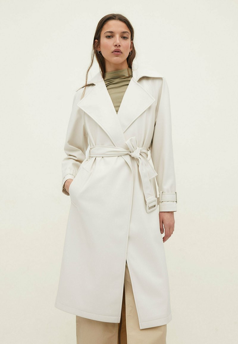 Stradivarius Trenchcoat - Off White