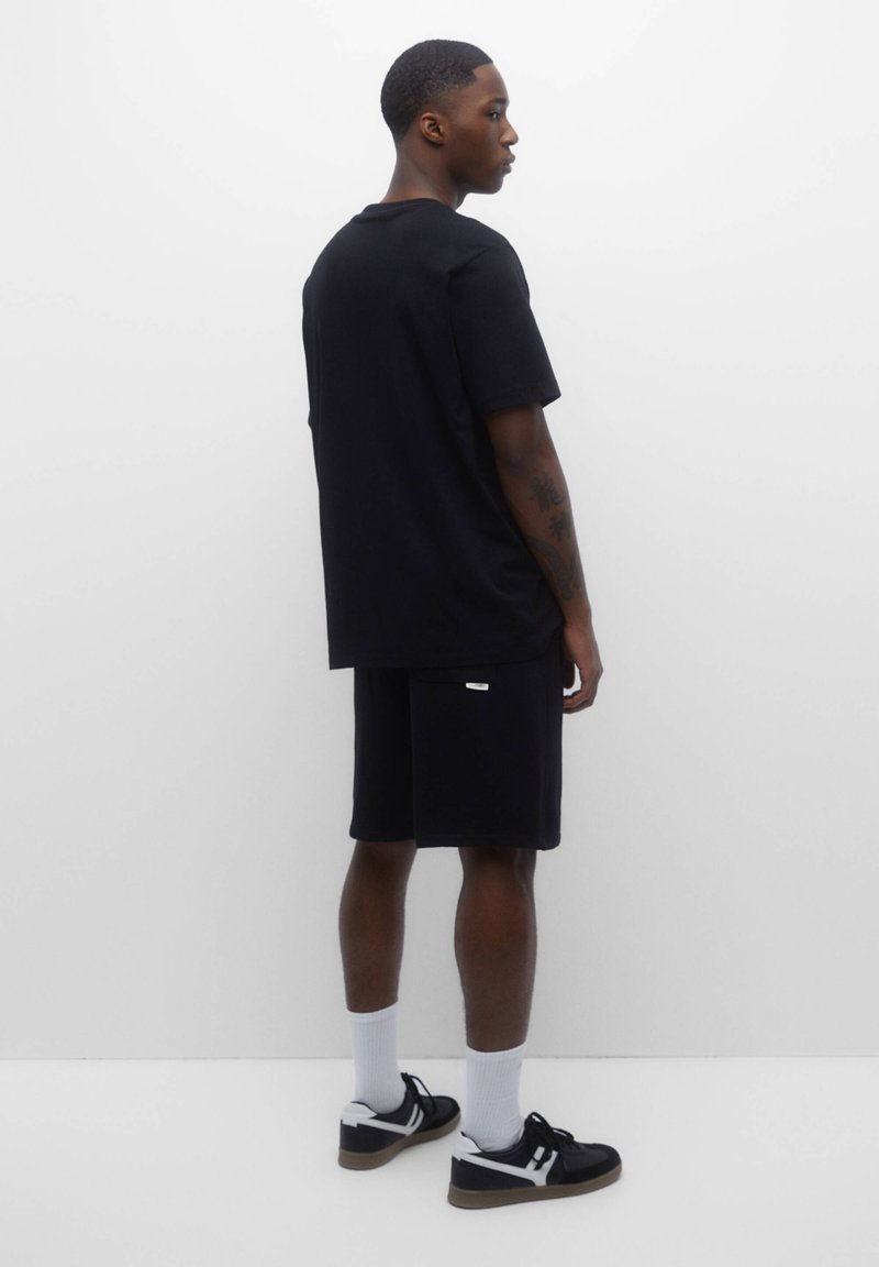 PULL & BEAR SET AND BERMUDA - Shorts - Black