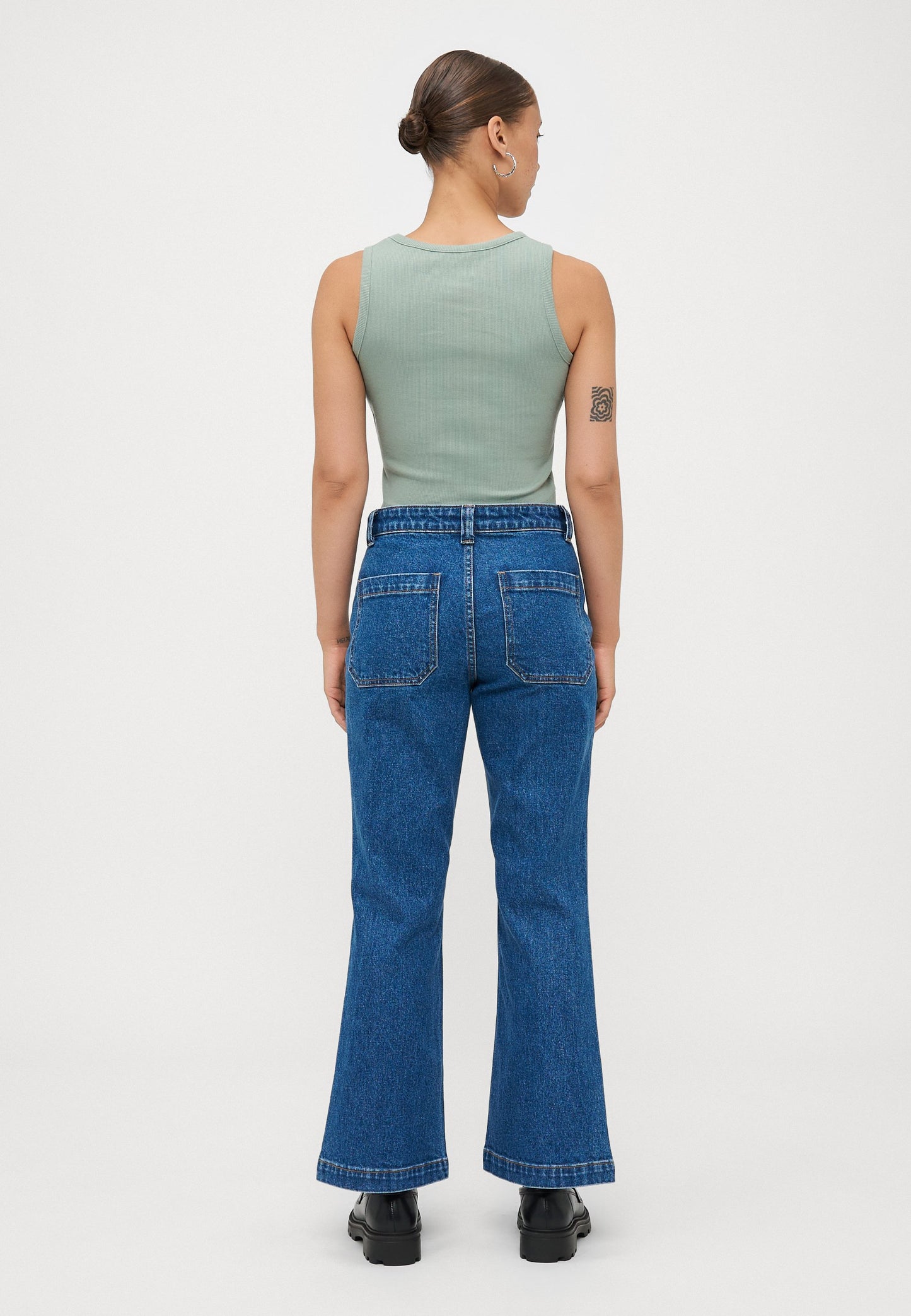 ONLY Petite ONLEBBA POCKET - Flared Jeans - Medium Blue Denim