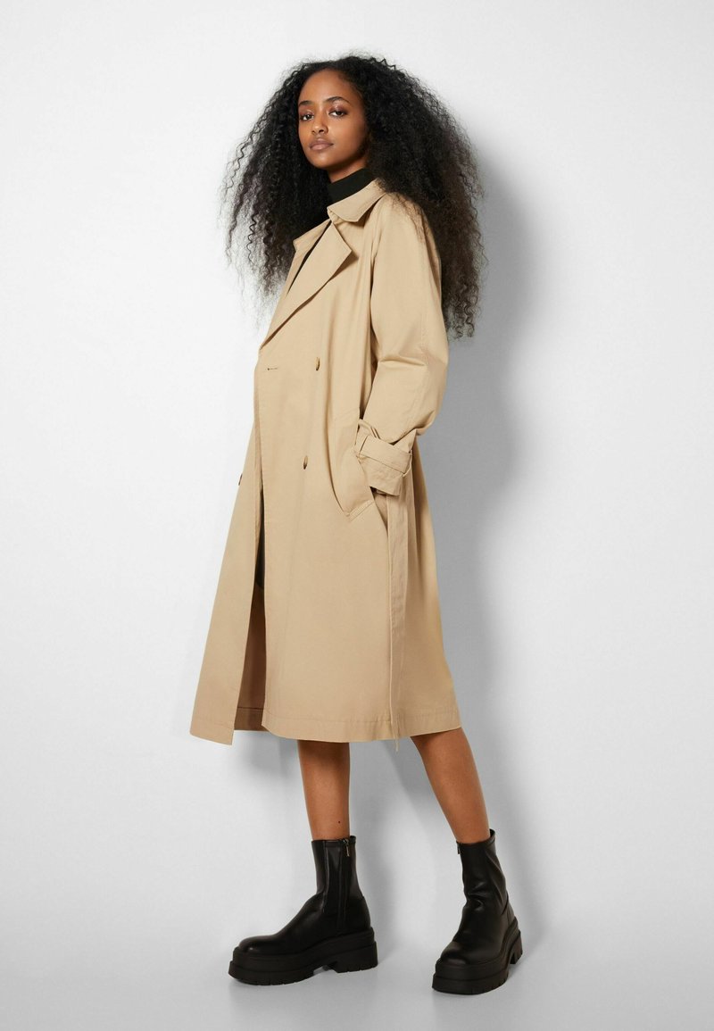 BERSHKA Trenchcoat - Camel