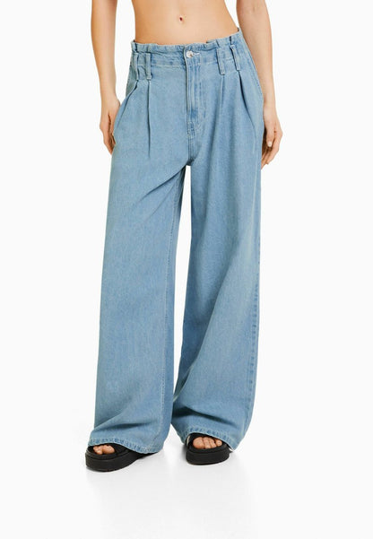BERSHKA WIDE PLEATED - Flared Jeans - Light Blue Denim