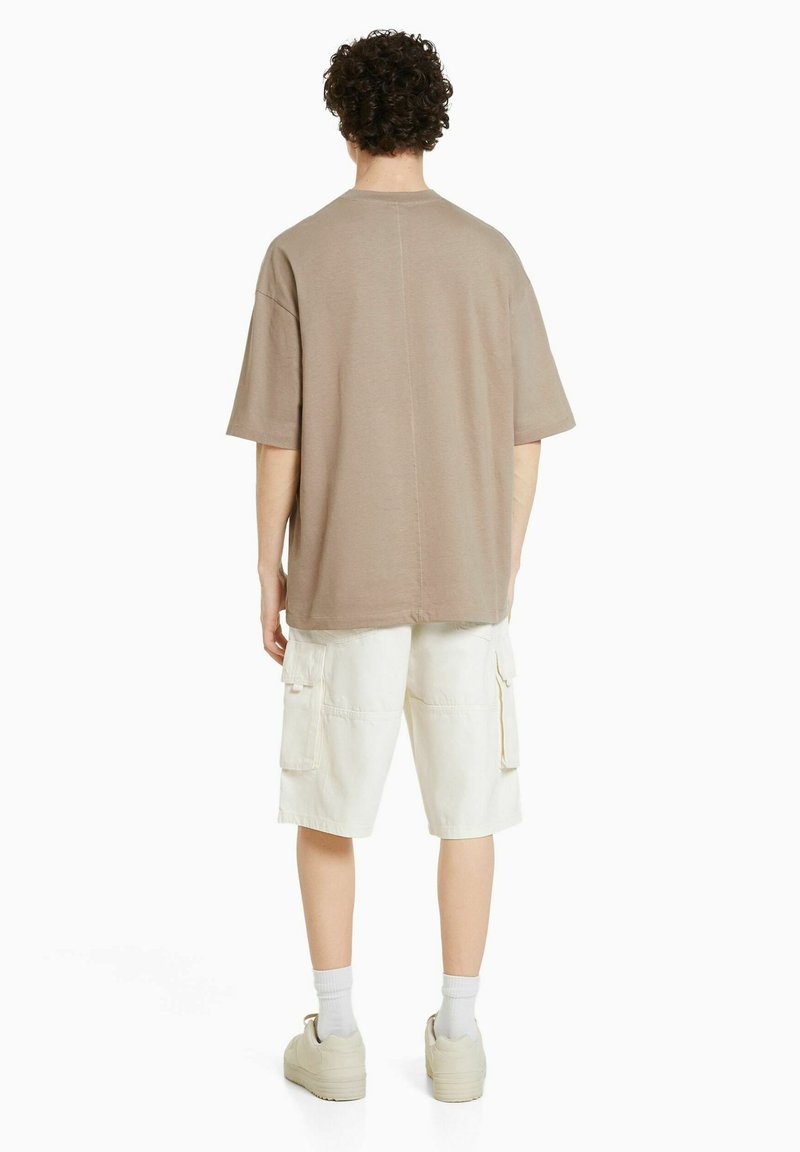 BERSHKA BAGGY CARGO - Shorts - Beige