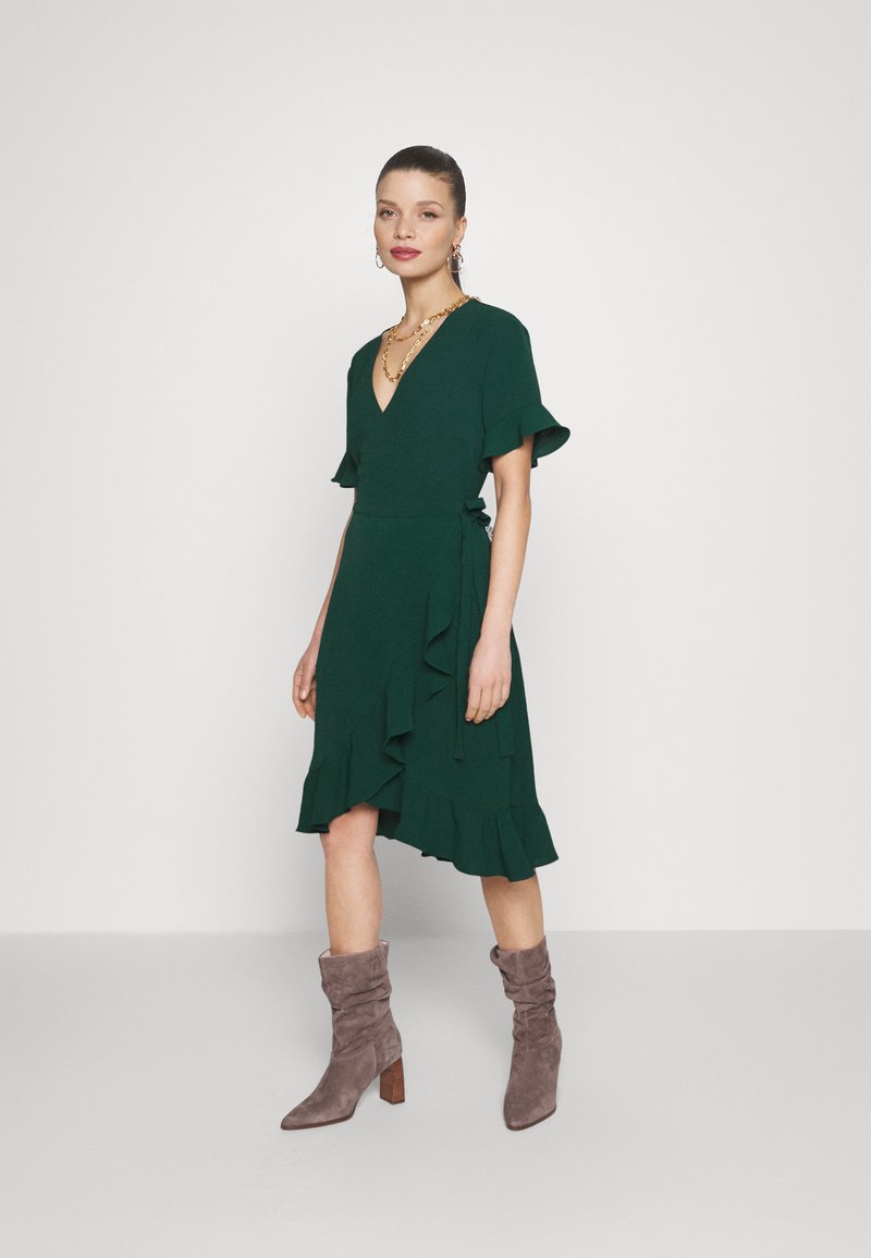 ONLY Petite ONLMETTE SWRAP FRILL DRESS - Freizeitkleid - Ponderosa Pine