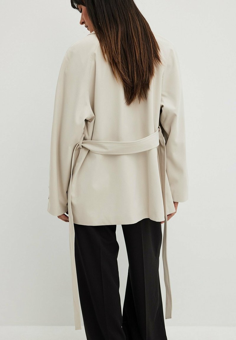NA-KD KURZER - Trenchcoat - Beige