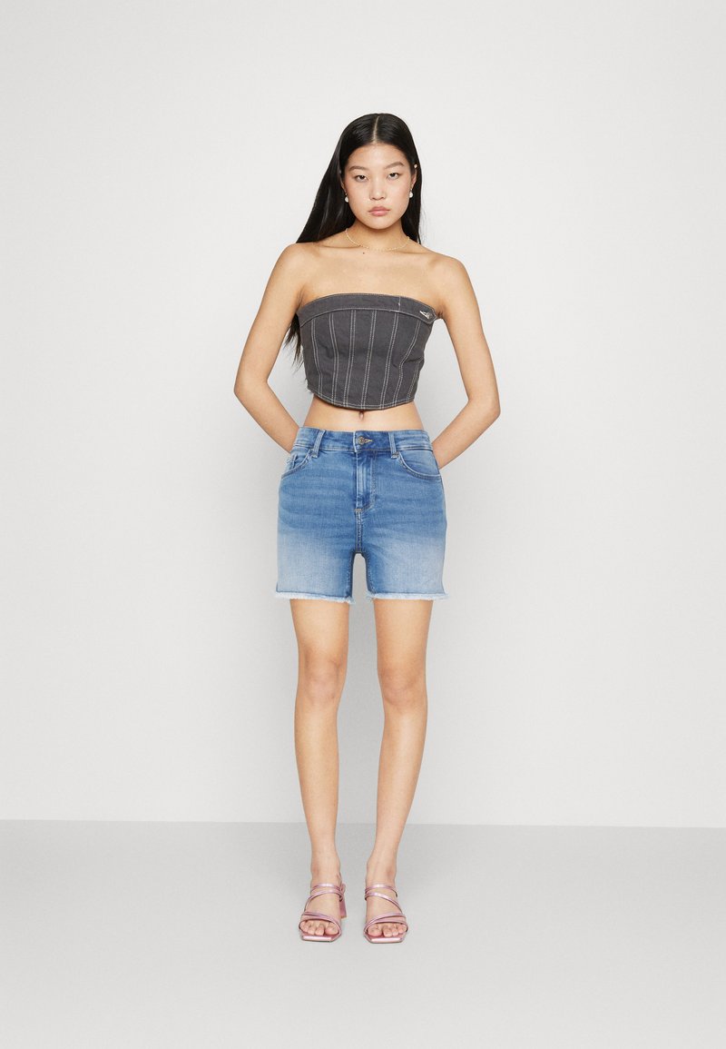 ONLY ONLBLUSH MID RAW - Jeans Shorts - Light Blue Denim