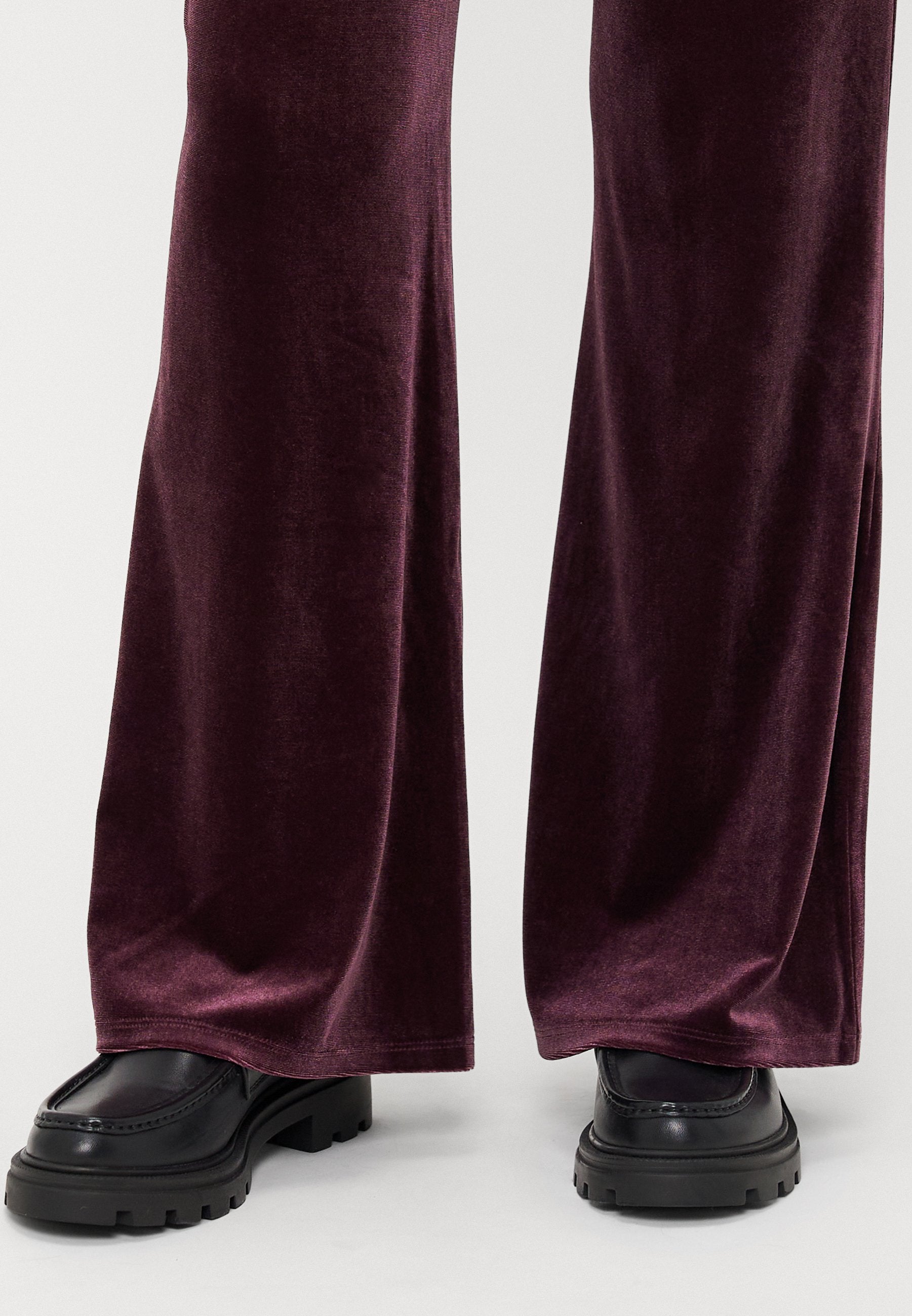 ONLY Petite ONLSMOOTH FLARED - Trousers - Winetasting