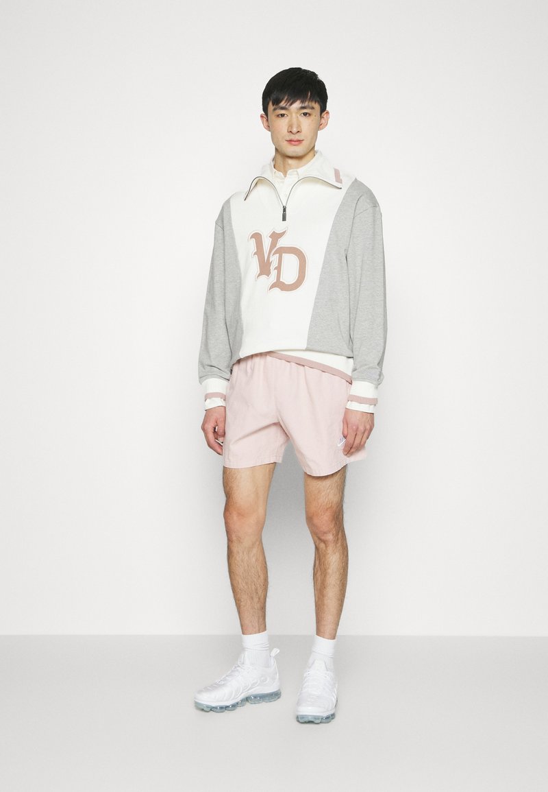 Nike Sportswear CLUB FLOW WASH - Shorts - Pink Oxford/(white)