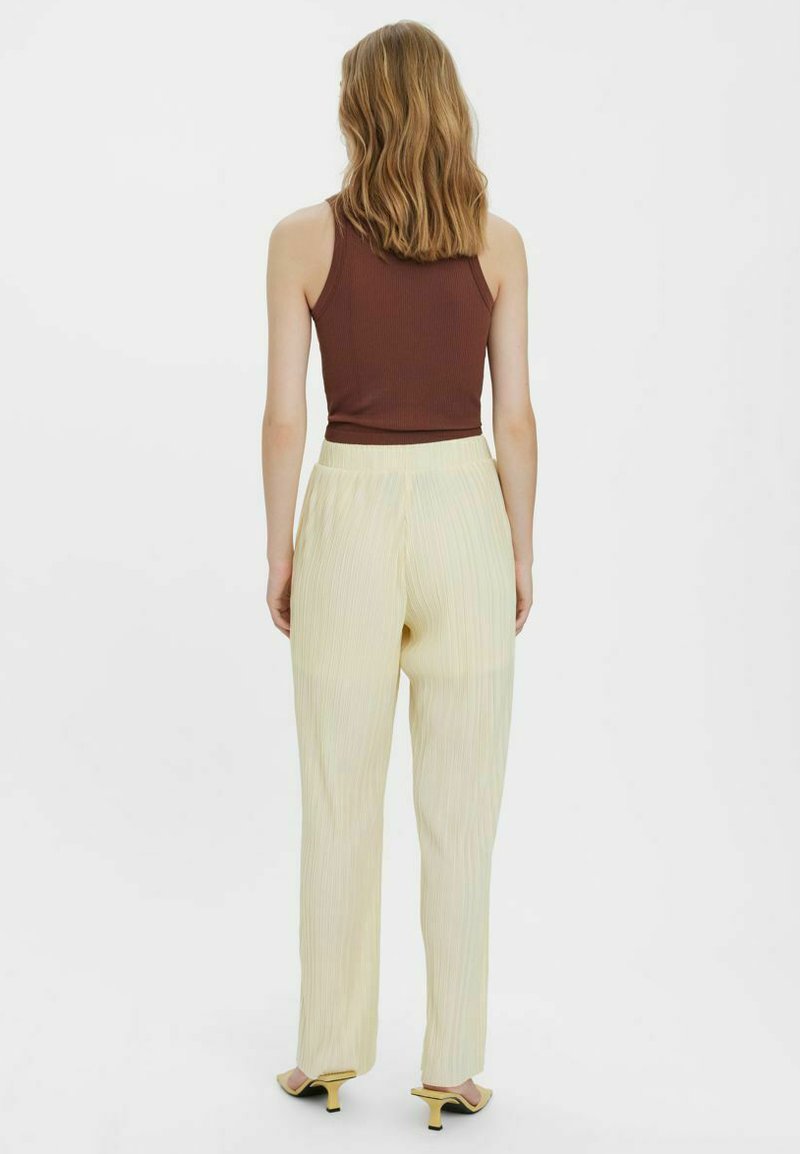 Vero Moda HOSE PLISSIERTE - Stoffhose - Tofu