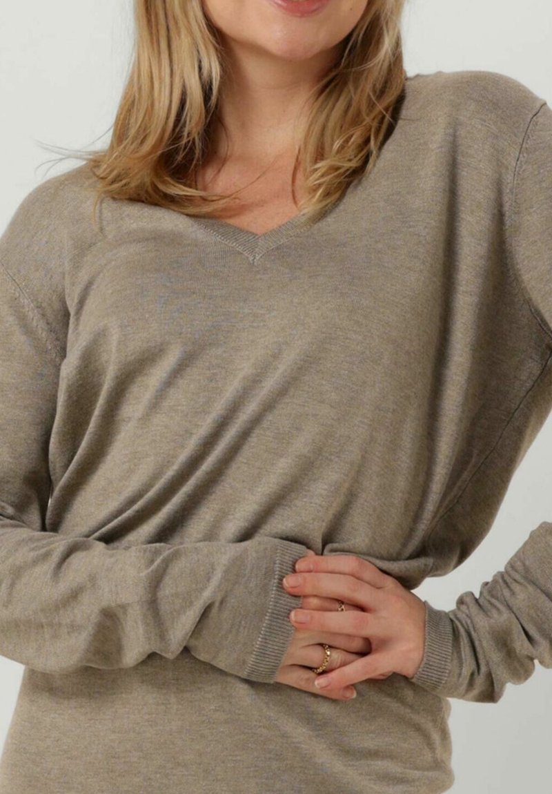 Minus VILENA V-NECK - Strickkleid - Bruin