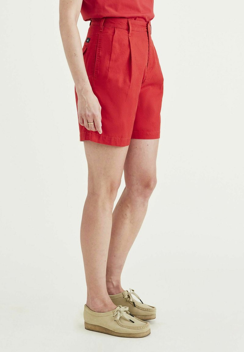 Dockers PLEATED ORIGINAL - Shorts - Cherry Bomb Red