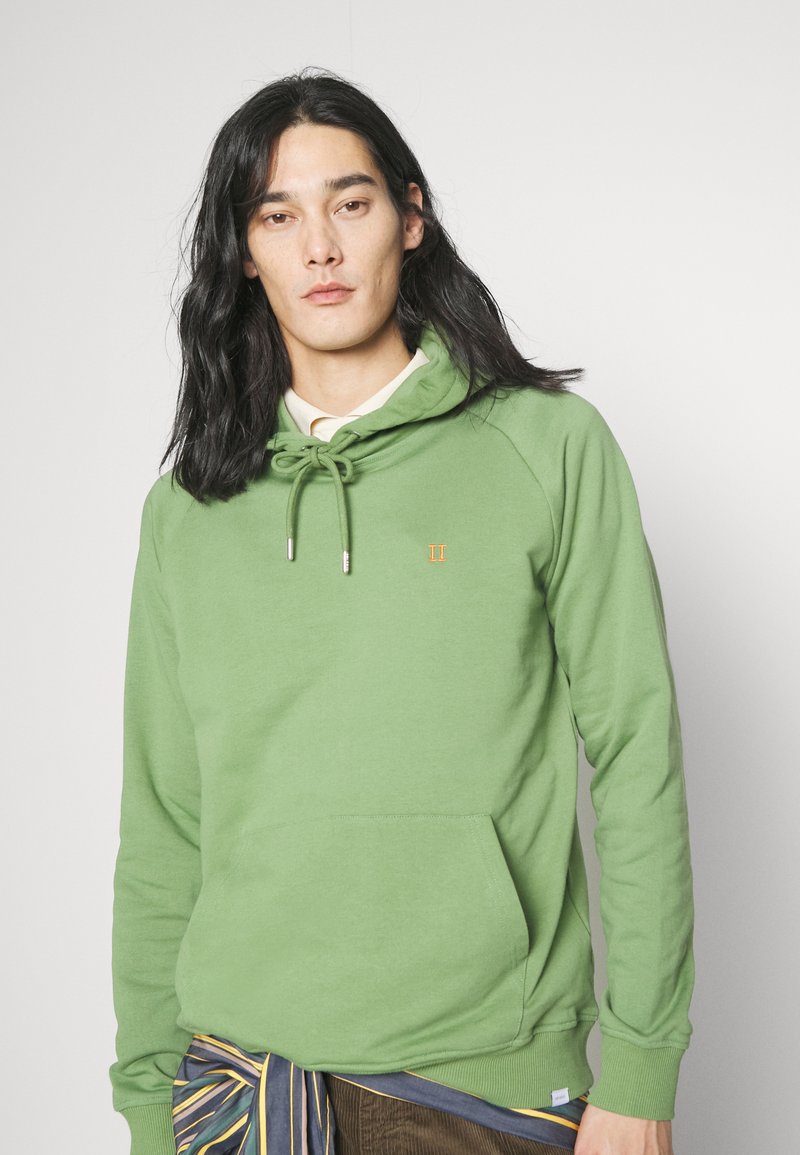 Les Deux NØRREGAARD HOODIE - Kapuzenpullover - Vineyard Green/orange