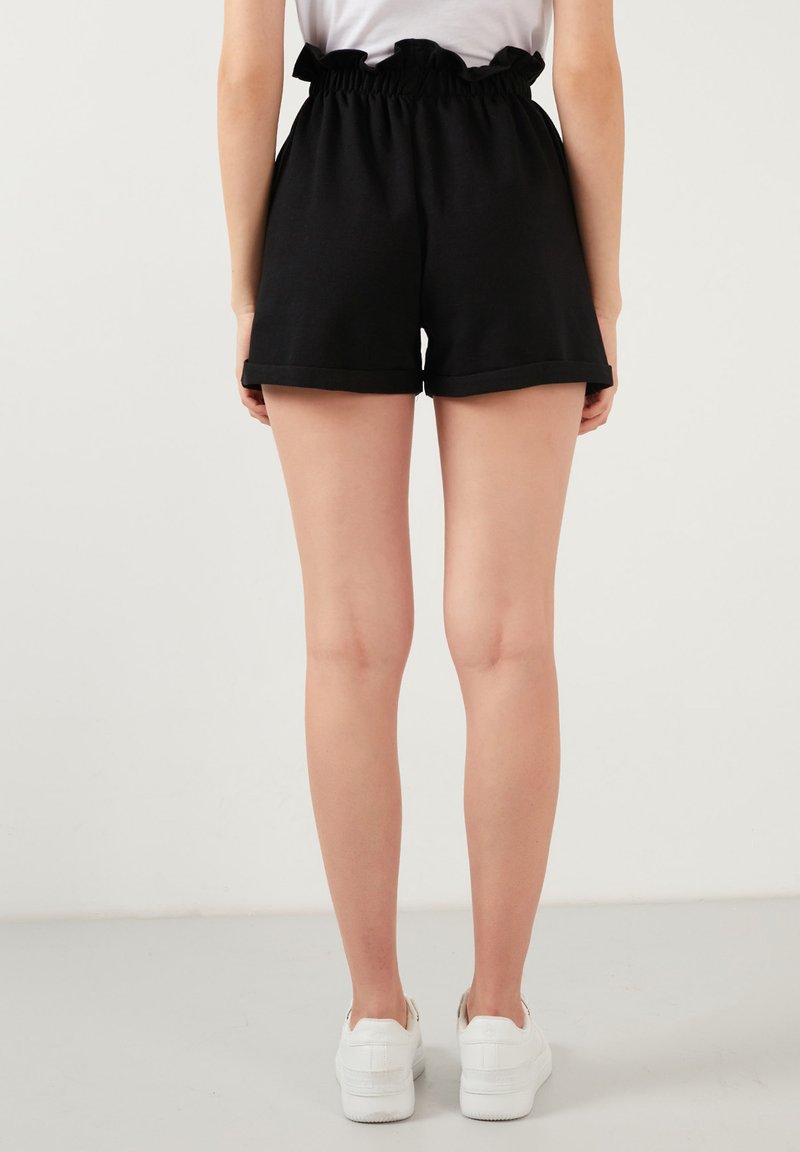 LELA SLIM FIT - Shorts - Black