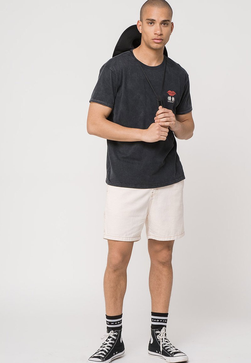 Kaotiko CARPENTER - Shorts - Beige