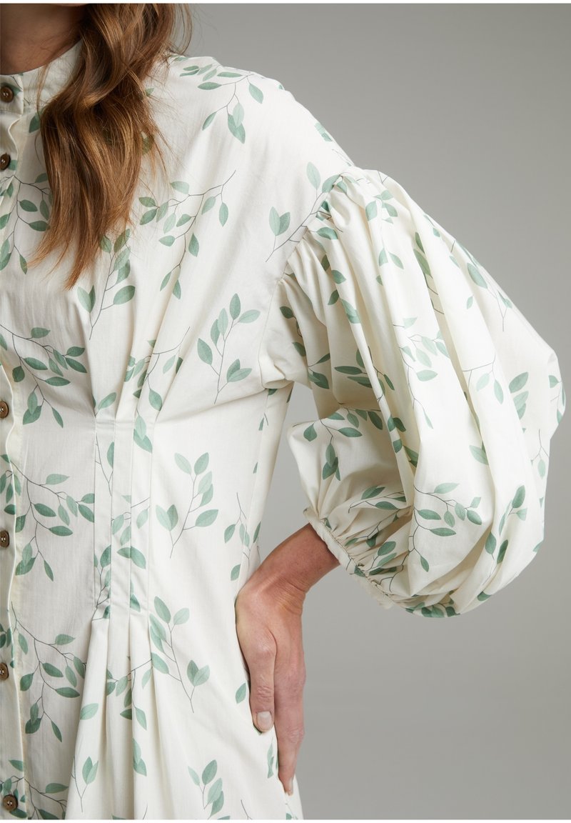  MIT BALLONÄRMELN - Freizeitkleid - Beige & Leaves