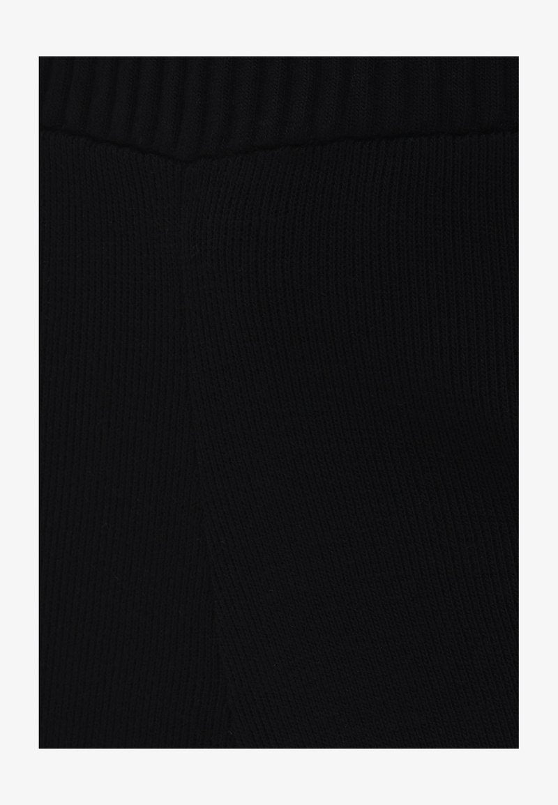  MIT AUSGESTELLTER BEINFORM - Stoffhose - Kombu Green