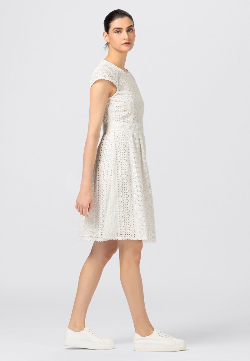  KNIELANGES MIT RÜCKEN-CUT-OUT - Freizeitkleid - Offwhite
