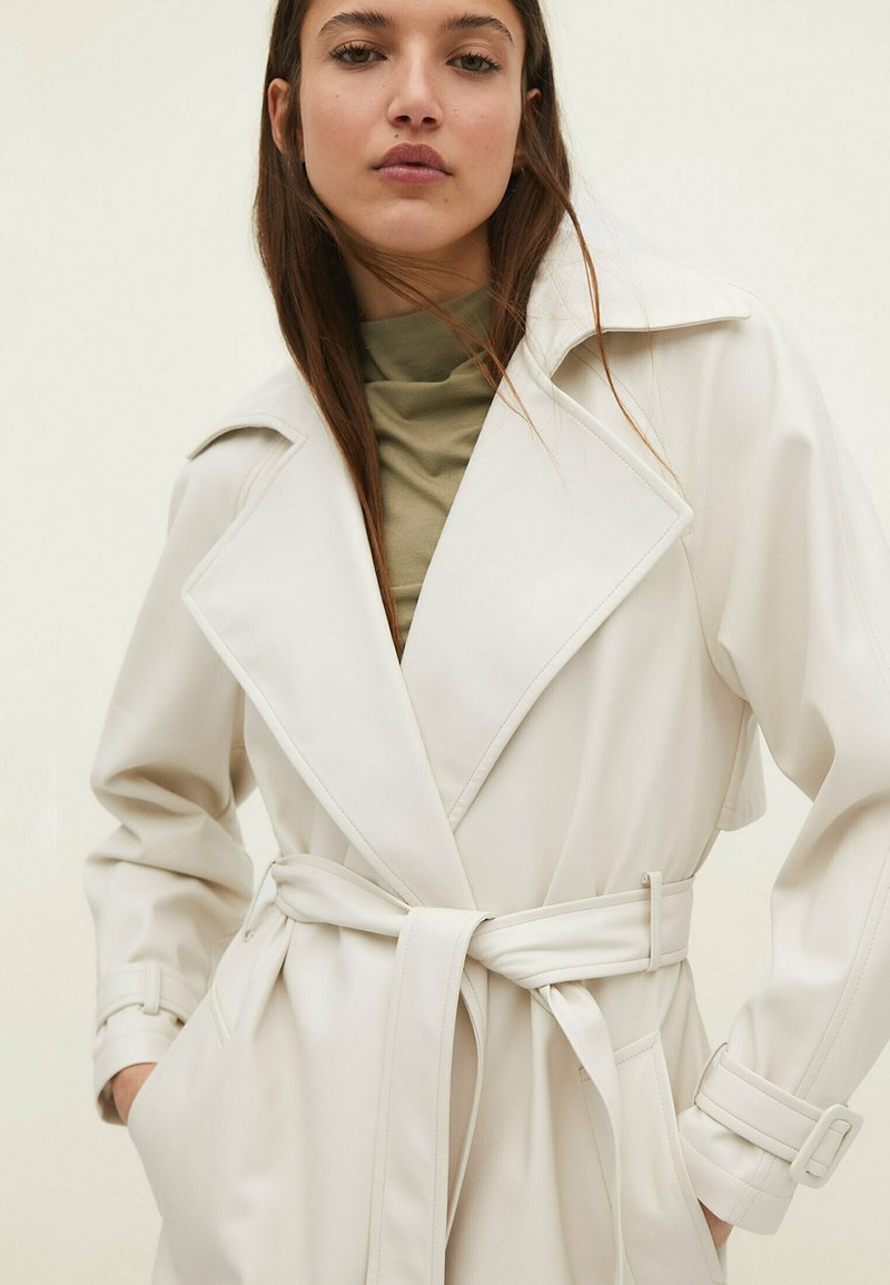 Stradivarius Trenchcoat - Off White