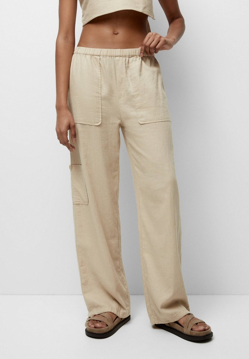 PULL & BEAR LOOSE-FITTING - Stoffhose - Beige
