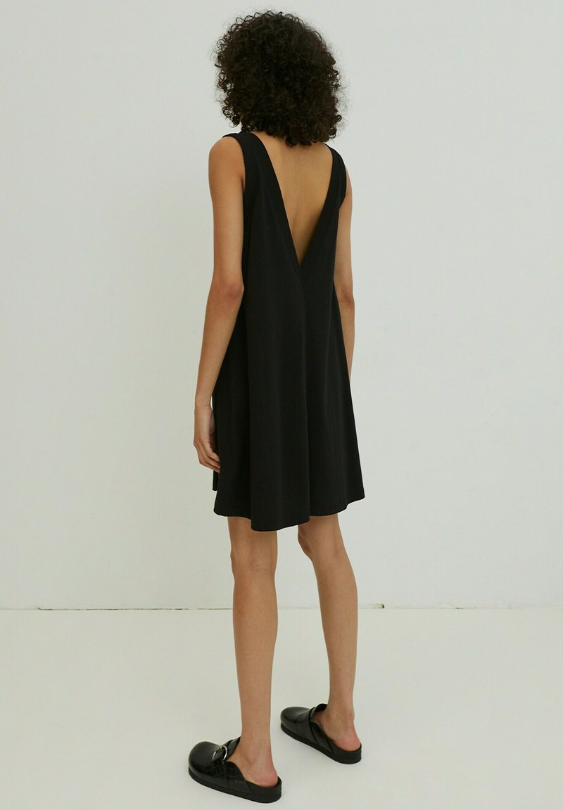EDITED KENIA - Freizeitkleid - Schwarz