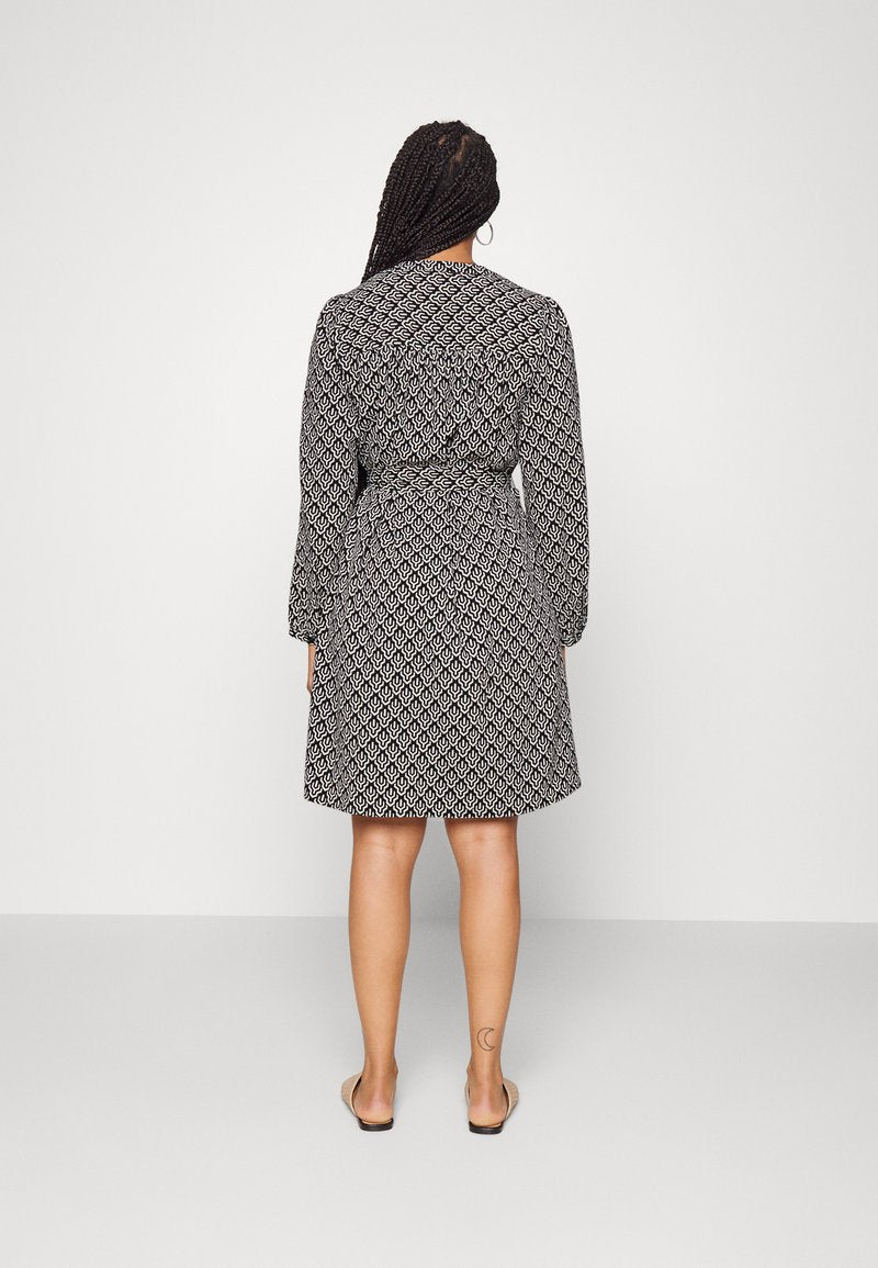 ONLY CARMAKOMA Freizeitkleid - Black/geometric Cloud Dancer