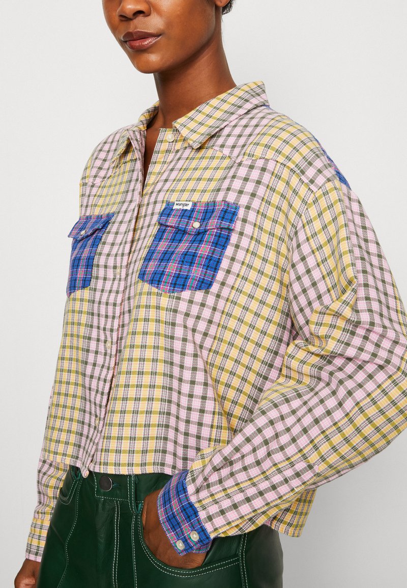 Wrangler PATCH BOXY WORK SHIRT - Hemdbluse - Fuchsia Rose