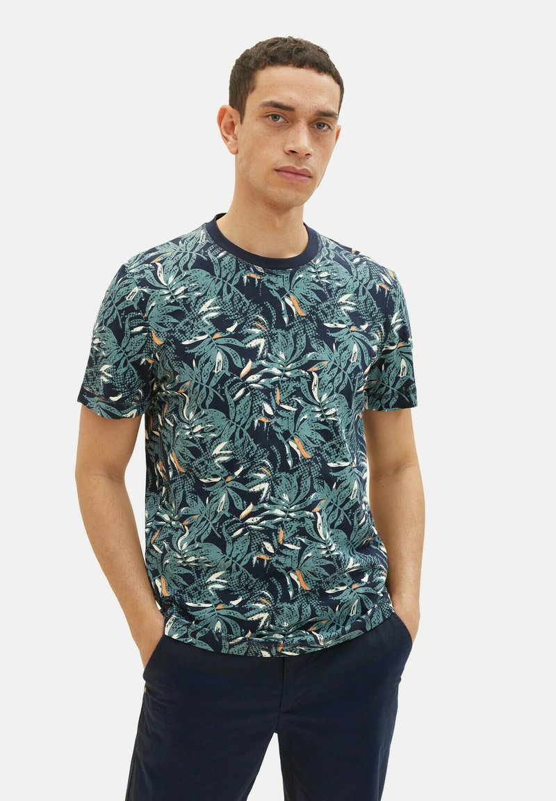 Tom Tailor ALLOVER PRINTED - T-Shirt Print - Navy Green Big Leaf Design