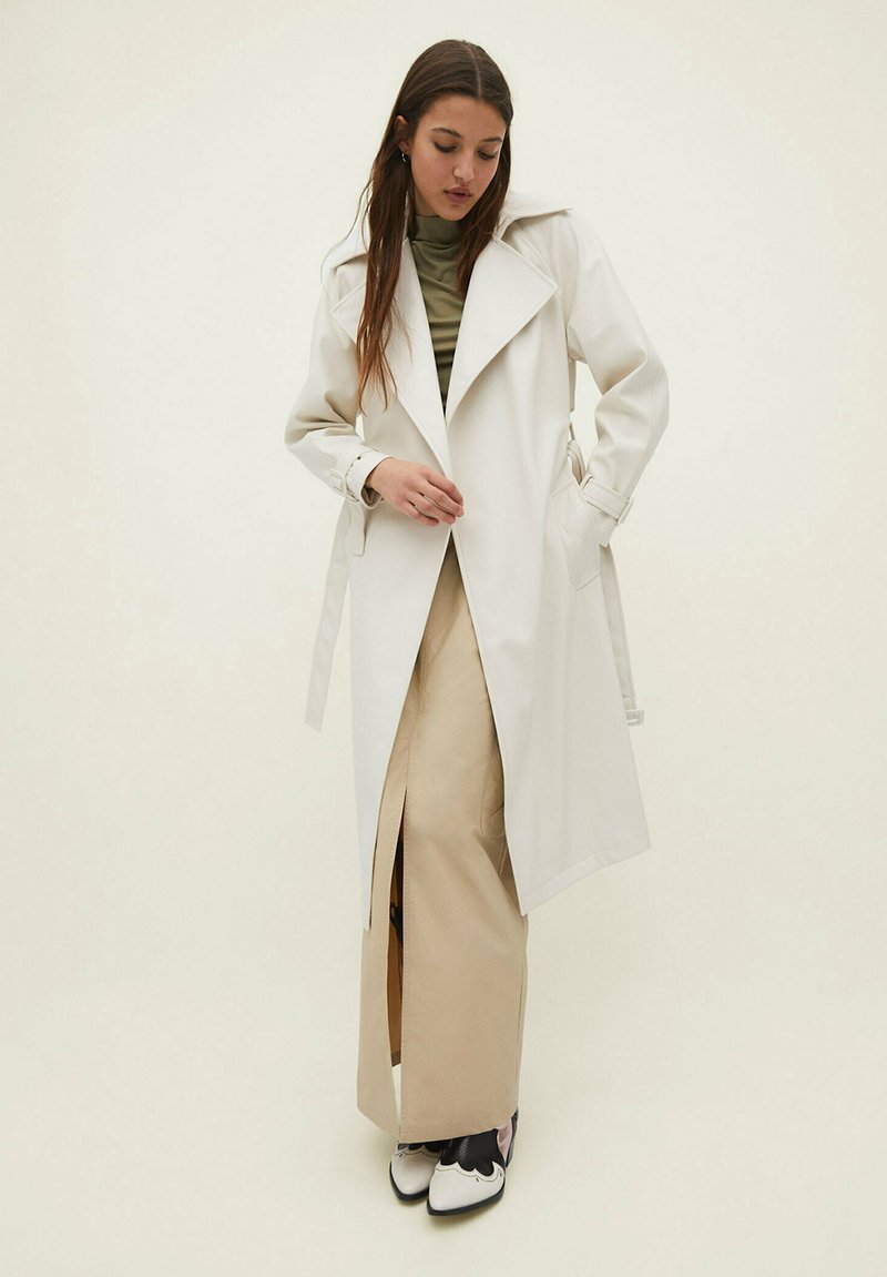 Stradivarius Trenchcoat - Off White