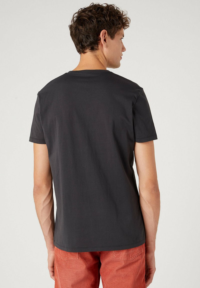 Wrangler BASSMEN - T-Shirt Print - Faded Black