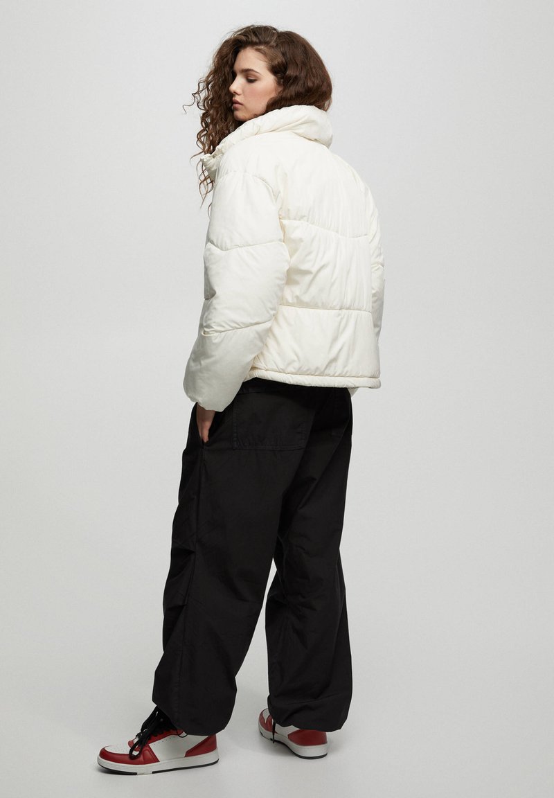 PULL & BEAR WITH A FUNNEL COLLAR - Winterjacke - Mottled Beige