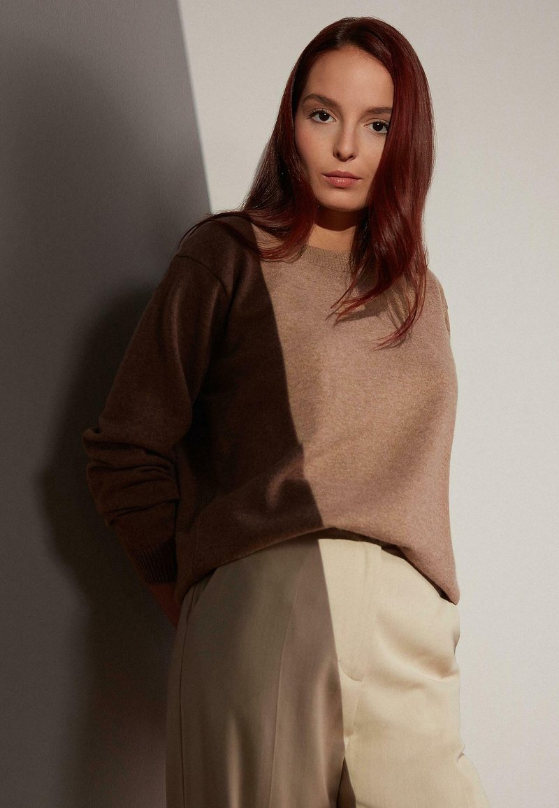  MIT U BOOT AUSSCHNITT - Strickpullover - Rhum