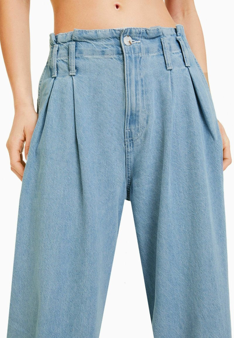 BERSHKA WIDE PLEATED - Flared Jeans - Light Blue Denim